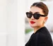 Portrait de profil d'une femme élégante portant des lunettes de soleil Ray-Ban tendance en acétate écaille de tortue foncé avec verres noirs chez Optical Gallery.