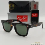 Lunettes de soleil Ray-Ban Original Wayfarer RB2140 avec monture en acétate écaille de tortue et verres verts, présentées avec leur étui noir - Optical Gallery.