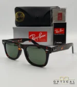 Lunettes de soleil Ray-Ban Original Wayfarer RB2140 avec monture en acétate écaille de tortue et verres verts, présentées avec leur étui noir - Optical Gallery.