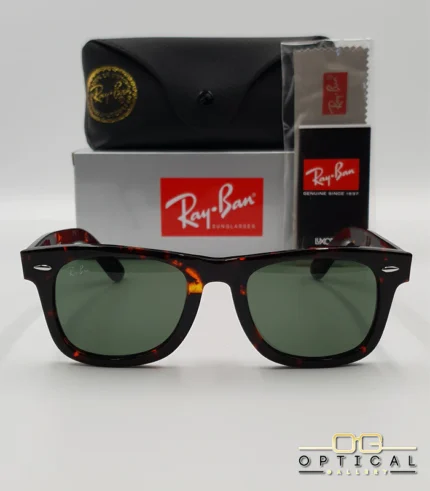Lunettes de soleil Ray-Ban Original Wayfarer RB2140 avec monture en acétate écaille de tortue et verres verts, présentées avec leur étui noir - Optical Gallery.