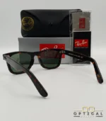 Lunettes de soleil Ray-Ban Original Wayfarer RB2140 avec monture en acétate écaille de tortue et verres verts, présentées avec leur étui noir - Optical Gallery.