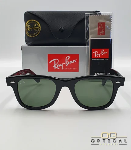Lunettes de soleil Ray-Ban Wayfarer RB2140 noires avec verres verts G-15, présentées avec leur étui noir, leur boîte grise et leur kit de nettoyage, le tout sur fond blanc avec le logo Optical Gallery.