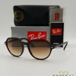 Lunettes de soleil Ray-Ban Thalia RB2195 avec monture fine en acétate écaille de tortue et verres teintés, présentées avec leur étui noir - Optical Gallery.