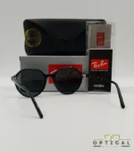 Lunettes de soleil Ray-Ban Thalia RB2195 avec monture en acétate noir brillant et verres teintés foncés, présentées avec leur étui noir et le logo Optical Gallery.