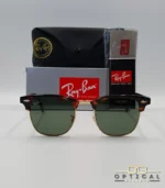 Lunettes de soleil Ray-Ban Clubmaster RB3016 monture écaille de tortue et métal doré avec verres verts G-15, étui et boîte d'origine.
