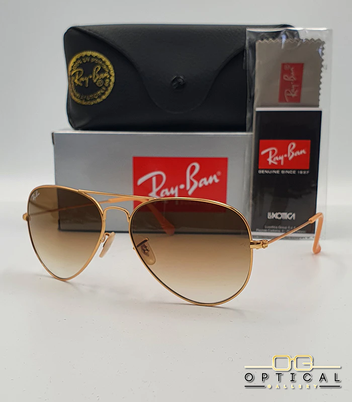 Lunettes de soleil Ray-Ban Aviator RB3025 - Or Rose / Marron Dégradé Lunettes de soleil Ray-Ban Aviator RB3025 monture métallique or rose avec verres dégradés marrons, étui et boîte d'origine.