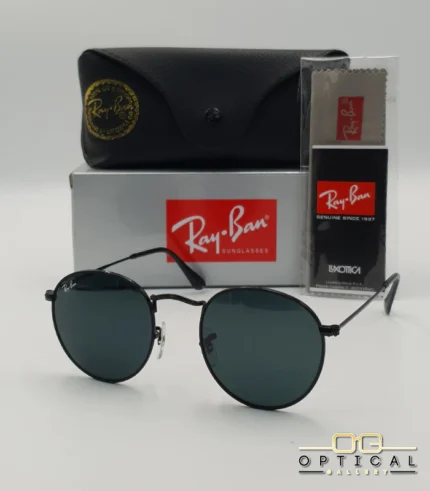 Lunettes de soleil Ray-Ban Round Metal RB3447 monture métallique noire mate avec verres noirs, étui et boîte d'origine.