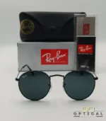Lunettes de soleil Ray-Ban Round Metal RB3447 monture métallique noire mate avec verres noirs, étui et boîte d'origine.