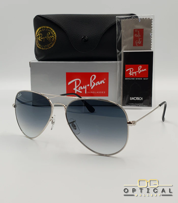 Lunettes de soleil Ray-Ban Aviator RB3025 - Argent / Bleu Dégradé Lunettes de soleil Ray-Ban Aviator RB3025 monture métallique argentée avec verres dégradés bleus, étui et boîte d'origine.