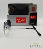 Lunettes de soleil Ray-Ban Aviator RB3025 monture métallique argentée avec verres dégradés bleus, étui et boîte d'origine.