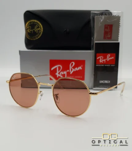 Lunettes de soleil Ray-Ban Jack RB3565 dorées avec verres roses marrons clairs, étui noir, boîte grise et livret de garantie chez Optical Gallery.