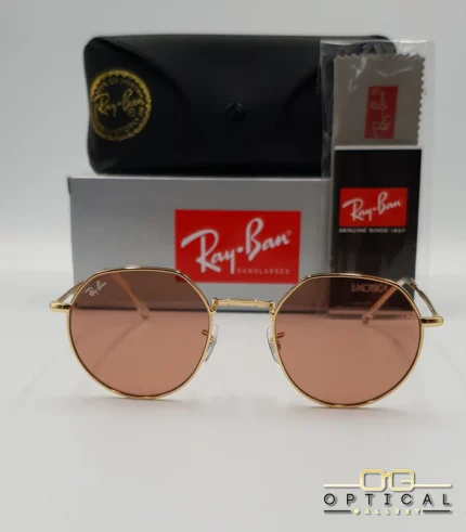 Lunettes de soleil Ray-Ban Jack RB3565 dorées avec verres roses marrons clairs, étui noir, boîte grise et livret de garantie chez Optical Gallery.