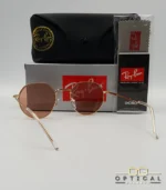 Lunettes de soleil Ray-Ban Jack RB3565 dorées avec verres roses marrons clairs, étui noir, boîte grise et livret de garantie chez Optical Gallery.