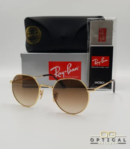 Lunettes de soleil Ray-Ban Jack RB3565 dorées avec verres dégradés marrons, étui noir, boîte grise et livret de garantie chez Optical Gallery.