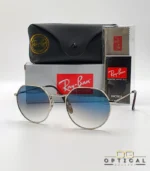 Lunettes de soleil Ray-Ban Jack RB3565 argentées avec verres dégradés bleus gris, étui noir, boîte grise et livret de garantie chez Optical Gallery.