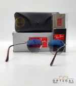 Lunettes de soleil Ray-Ban Jack RB3565 argentées avec verres dégradés bleus gris, étui noir, boîte grise et livret de garantie chez Optical Gallery.