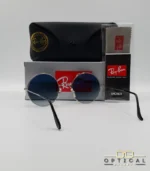 Lunettes de soleil Ray-Ban Jaio RB3592 argentées à grands verres ronds dégradés bleus gris, étui noir, boîte grise et livret de garantie chez Optical Gallery.