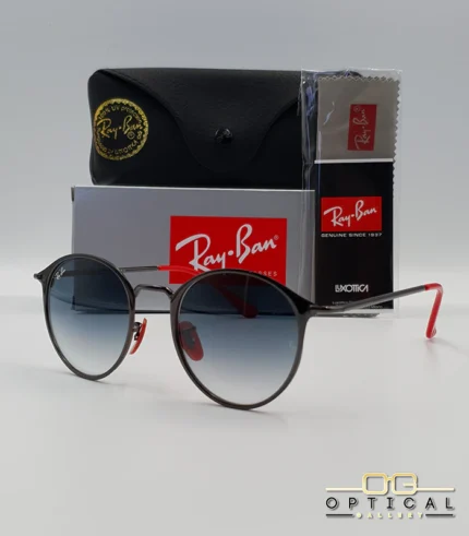Lunettes de soleil Ray-Ban Scuderia Ferrari RB3602M gris anthracite métallique avec verres dégradés bleus, étui noir, boîte grise et livret de garantie chez Optical Gallery.