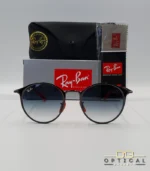 Lunettes de soleil Ray-Ban Scuderia Ferrari RB3602M gris anthracite métallique avec verres dégradés bleus, étui noir, boîte grise et livret de garantie chez Optical Gallery.