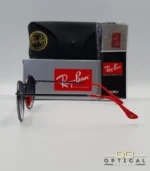 Lunettes de soleil Ray-Ban Scuderia Ferrari RB3602M gris anthracite métallique avec verres dégradés bleus, étui noir, boîte grise et livret de garantie chez Optical Gallery.