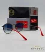 Lunettes de soleil Ray-Ban Scuderia Ferrari RB3602M gris anthracite métallique avec verres dégradés bleus, étui noir, boîte grise et livret de garantie chez Optical Gallery.