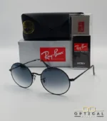 Voici les métadonnées entièrement optimisées pour cette nouvelle fiche produit de votre catalogue Ray-Ban (ray-ban-oval-rb1970-argent-lunettes-de-soleil-7.webp). Ce visuel présente une magnifique variante sombre et métallisée avec des verres dégradés, idéale pour enrichir votre catalogue. Paramètres de l'image : ray-ban-oval-rb1970-argent-lunettes-de-soleil-7.webp (Photo Produit Catalogue / Lunettes de Soleil Ray-Ban) Texte alternatif : Lunettes de soleil rondes Ray-Ban RB1970 avec monture en métal noir ou argent foncé et verres dégradés bleus, présentées avec l'étui officiel et le logo Optical Gallery.
