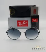 Voici les métadonnées entièrement optimisées pour cette nouvelle fiche produit de votre catalogue Ray-Ban (ray-ban-oval-rb1970-argent-lunettes-de-soleil-7.webp). Ce visuel présente une magnifique variante sombre et métallisée avec des verres dégradés, idéale pour enrichir votre catalogue. Paramètres de l'image : ray-ban-oval-rb1970-argent-lunettes-de-soleil-7.webp (Photo Produit Catalogue / Lunettes de Soleil Ray-Ban) Texte alternatif : Lunettes de soleil rondes Ray-Ban RB1970 avec monture en métal noir ou argent foncé et verres dégradés bleus, présentées avec l'étui officiel et le logo Optical Gallery.