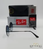 Voici les métadonnées entièrement optimisées pour cette nouvelle fiche produit de votre catalogue Ray-Ban (ray-ban-oval-rb1970-argent-lunettes-de-soleil-7.webp). Ce visuel présente une magnifique variante sombre et métallisée avec des verres dégradés, idéale pour enrichir votre catalogue. Paramètres de l'image : ray-ban-oval-rb1970-argent-lunettes-de-soleil-7.webp (Photo Produit Catalogue / Lunettes de Soleil Ray-Ban) Texte alternatif : Lunettes de soleil rondes Ray-Ban RB1970 avec monture en métal noir ou argent foncé et verres dégradés bleus, présentées avec l'étui officiel et le logo Optical Gallery.