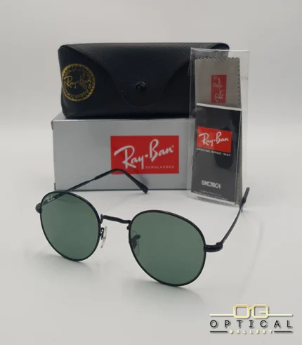 Lunettes de soleil Ray-Ban Round Metal RB3447 noires avec verres verts G-15, étui noir, boîte grise et livret de garantie chez Optical Gallery.