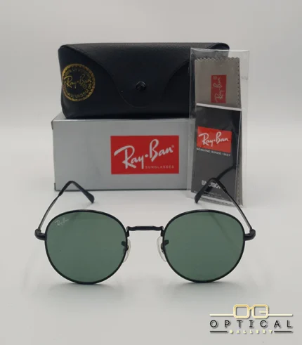Lunettes de soleil Ray-Ban Round Metal RB3447 noires avec verres verts G-15, étui noir, boîte grise et livret de garantie chez Optical Gallery.