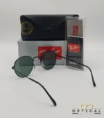 Lunettes de soleil Ray-Ban Round Metal RB3447 noires avec verres verts G-15, étui noir, boîte grise et livret de garantie chez Optical Gallery.