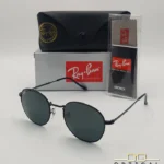 Lunettes de soleil Ray-Ban Julie RB3772 noires avec verres verts G-15, étui noir, boîte grise et livret de garantie chez Optical Gallery.