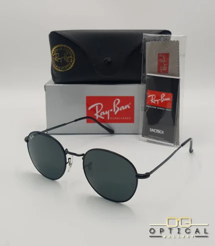 Lunettes de soleil Ray-Ban Julie RB3772 noires avec verres verts G-15, étui noir, boîte grise et livret de garantie chez Optical Gallery.