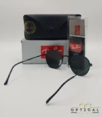 Lunettes de soleil Ray-Ban Julie RB3772 noires avec verres verts G-15, étui noir, boîte grise et livret de garantie chez Optical Gallery.