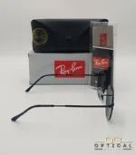 Lunettes de soleil Ray-Ban Julie RB3772 noires avec verres verts G-15, étui noir, boîte grise et livret de garantie chez Optical Gallery.