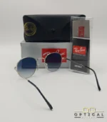 Lunettes de soleil Ray-Ban Julie RB3772 argentées avec verres dégradés bleus gris, étui noir, boîte grise et livret de garantie chez Optical Gallery.