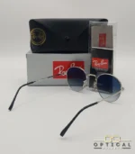 Lunettes de soleil Ray-Ban Julie RB3772 argentées avec verres dégradés bleus gris, étui noir, boîte grise et livret de garantie chez Optical Gallery.