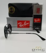 Lunettes de soleil Ray-Ban Round Double Bridge RB3847N noires avec cerclages en acétate noir et verres dégradés bleus gris, étui noir, boîte grise et livret de garantie chez Optical Gallery.