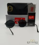 Lunettes de soleil Ray-Ban Round Double Bridge RB3847N noires avec cerclages en acétate noir et verres dégradés bleus gris, étui noir, boîte grise et livret de garantie chez Optical Gallery.
