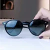 Lunettes de soleil Ray-Ban Jack Double Bridge noires tenues à la main avec monture géométrique en métal noir et verres verts G-15 chez Optical Gallery.