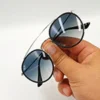 Lunettes de soleil Ray-Ban Jack Double Bridge noires tenues à la main avec monture géométrique en métal noir et verres verts G-15 chez Optical Gallery.
