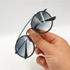 Lunettes de soleil Ray-Ban Jack Double Bridge noires tenues à la main avec monture géométrique en métal noir et verres verts G-15 chez Optical Gallery.