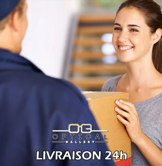 Jeune femme souriante recevant un colis en carton d'un livreur en uniforme bleu avec le logo Optical Gallery et l'inscription Livraison 24h.