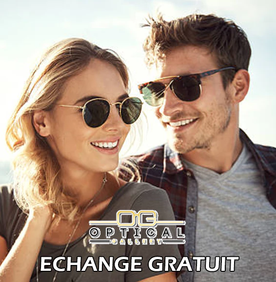 Couple complice et souriant portant des lunettes de soleil tendance Ray-Ban et Clubmaster sous le soleil, avec le logo Optical Gallery et l'inscription Echange Gratuit.
