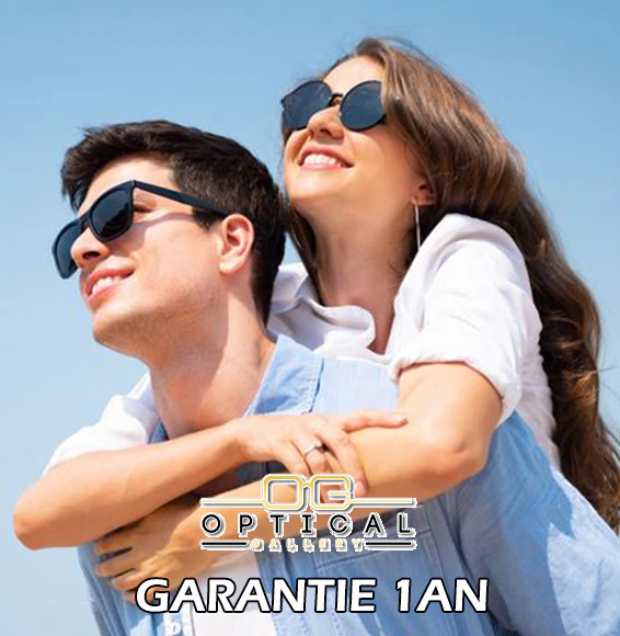 Jeune homme portant une femme sur son dos sous un ciel bleu, tous deux souriants avec des lunettes de soleil noires, estampillé du logo Optical Gallery et de l'inscription Garantie 1 An.